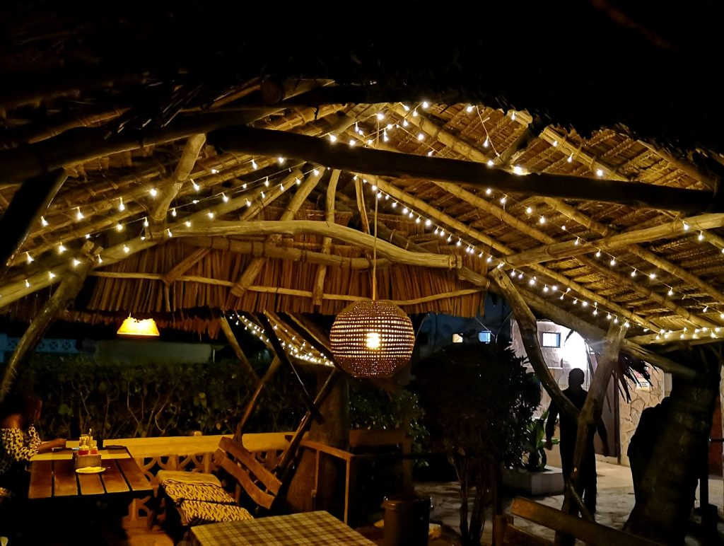 cozy athmosphere at Safari Inn Restaurant Bar Mombasa Kenya cult meeting point